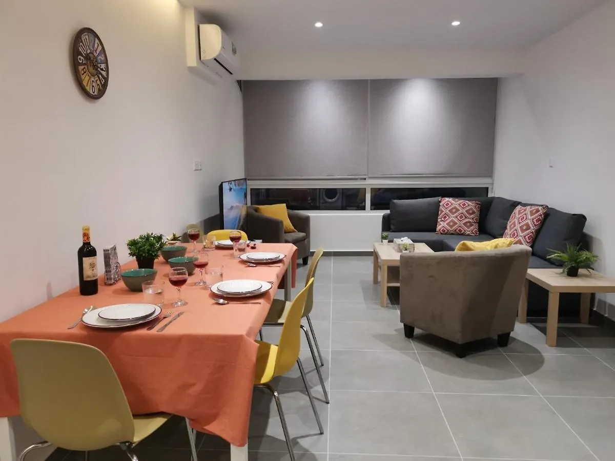 Nat'S Finikoudes Beach 3 Bedroom Apartment Larnaca